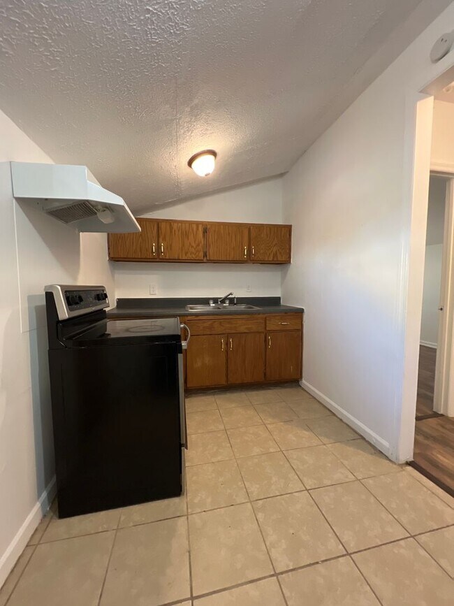 Building Photo - ONE BEDROOM, ONE BATH CUTE HOUSE IN PORTLAND!
