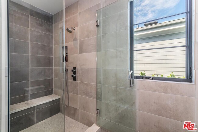 Building Photo - 820 N Vista St