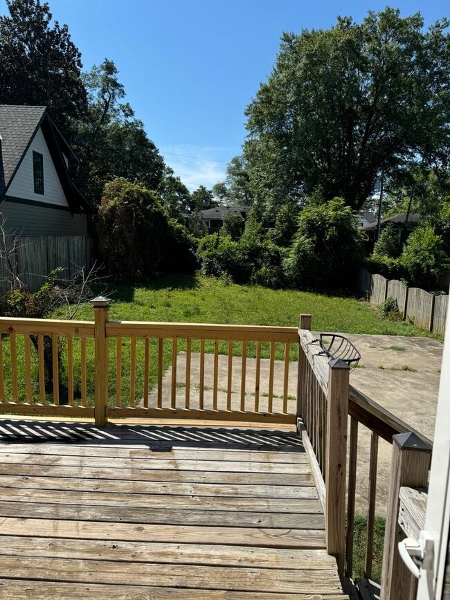 Building Photo - Price & Location!