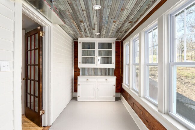 Building Photo - Updated Craftsman Cottage in West Asheville