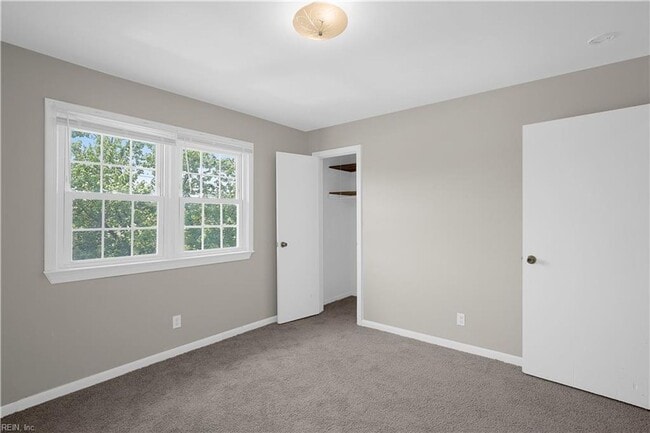 Building Photo - 2-Bedroom Duplex