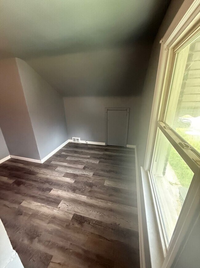 Building Photo - Charming 3 bedroom brick bungalow