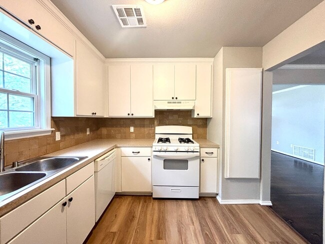 Building Photo - Newly Updated 2-bedroom, 1-bathroom Home
