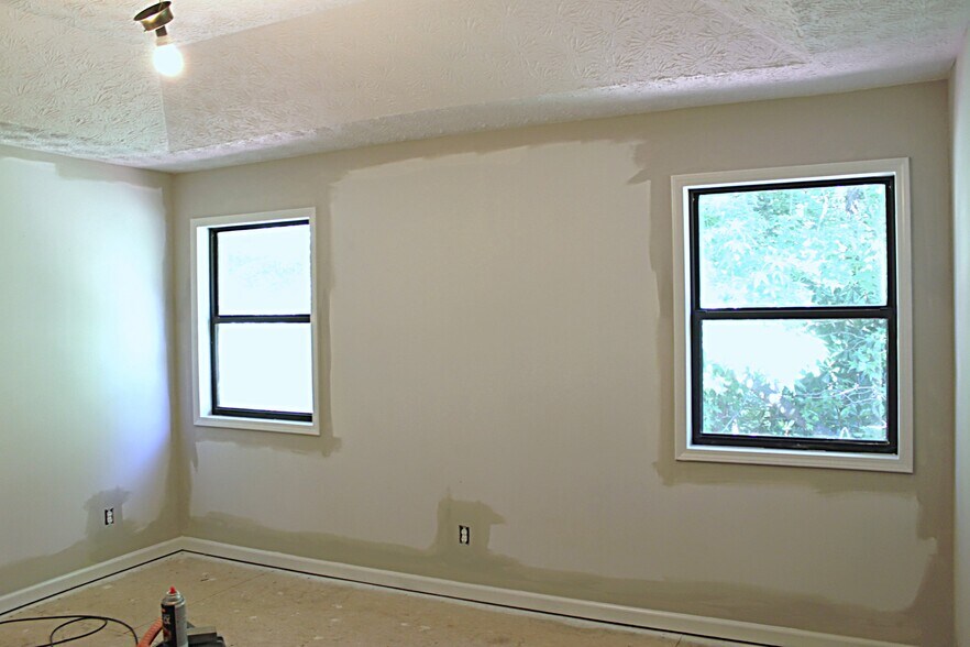 Master Large enough to comfortably accommodate California King Size Furniture Suite. - 1095 Mountain Springs Dr NW