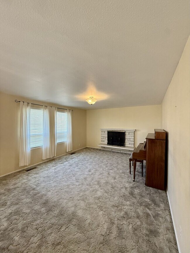 Building Photo - Charming 4-Bedroom Home in the Heart of Ce...