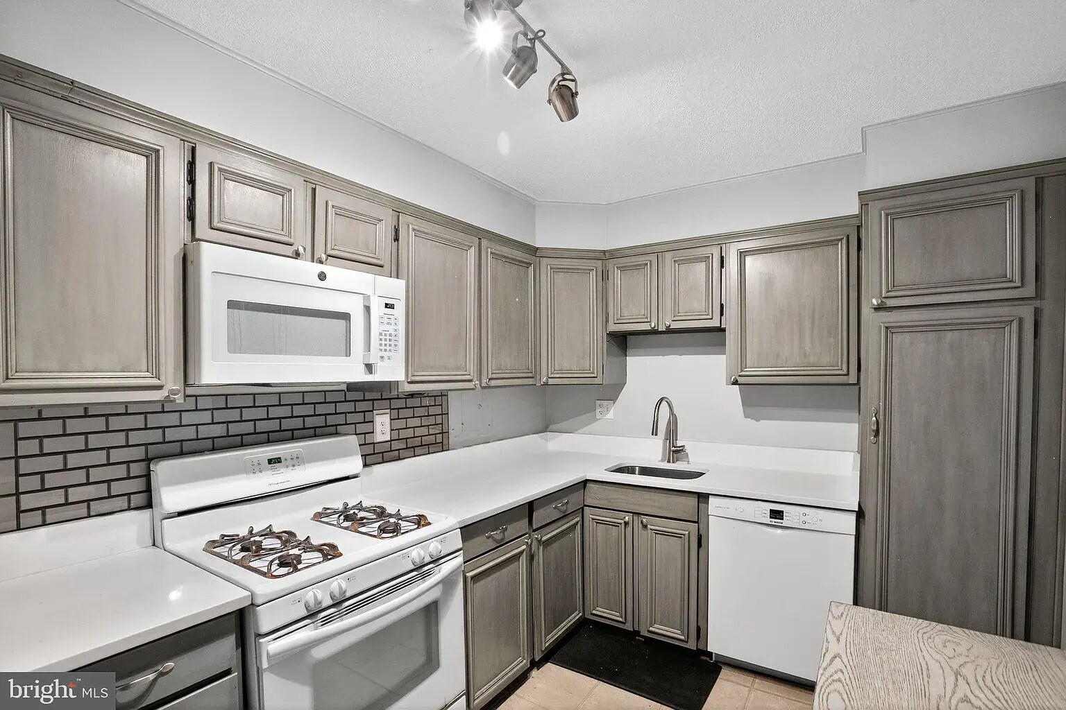 kitchen2 - 1300 Army Navy Dr