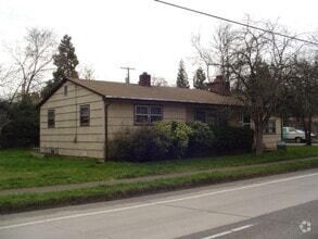 Building Photo - Southeast Eugene duplex