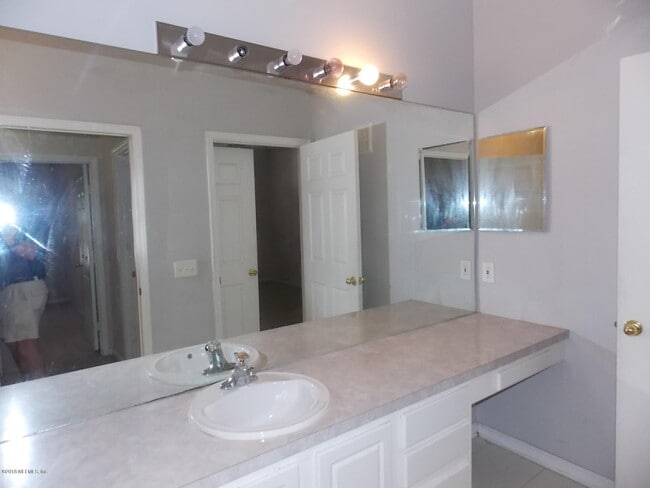 Building Photo - 10550 Baymeadows Rd