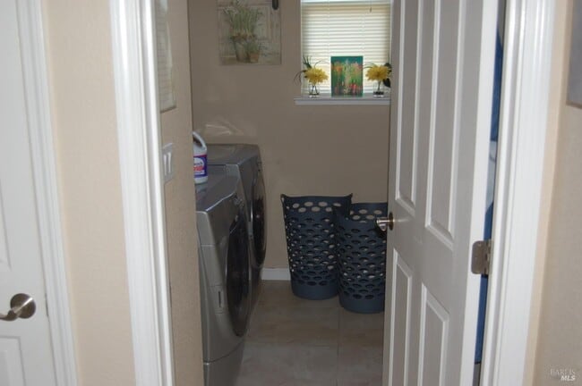 Building Photo - 402 Palisades Dr