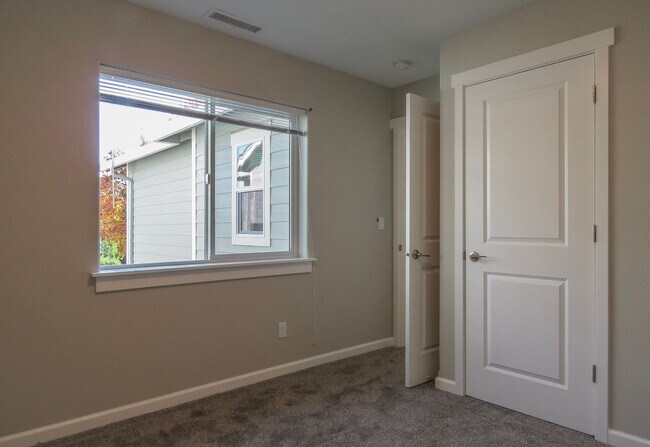 Building Photo - Market St Duplex