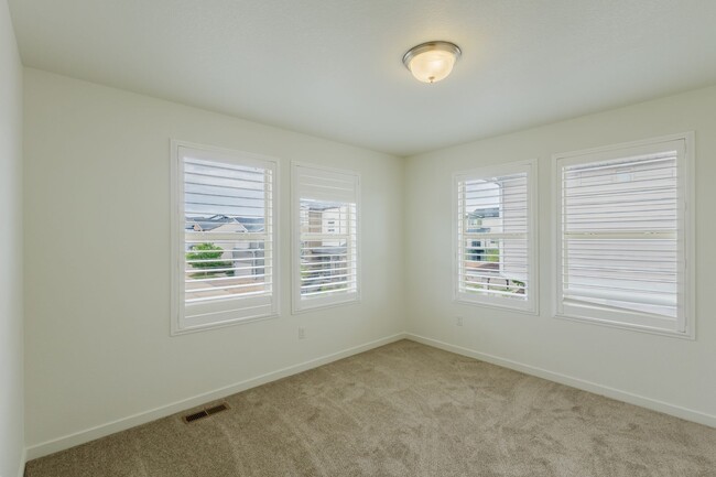 Building Photo - 2656 Champagne Ave