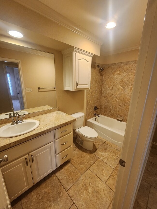 Building Photo - 3 bed 2 bath patio home, 3 car garage!