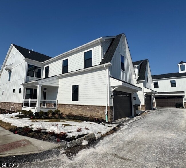 Building Photo - 61 Willow Ln