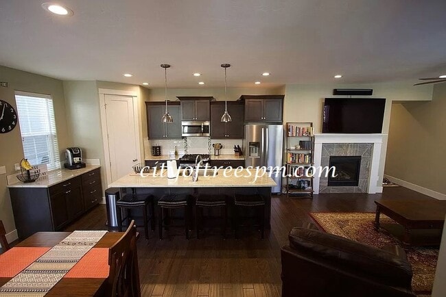 Building Photo - Harris Crossing at Harris Ranch.