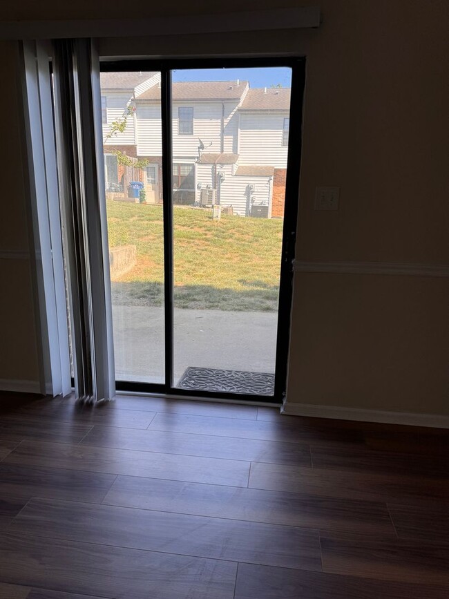 Building Photo - 3 Bedroom || 2.5 Bathroom Townhouse