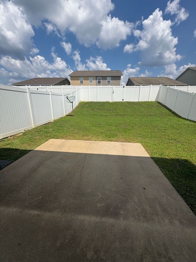 Building Photo - WAKEFIELD SUBDIVISION - Double Garage!  GRANITE COUNTERTOPS.