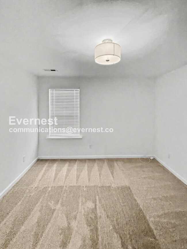 Building Photo - 3 Bed, 2.5 Bath Home with Fenced Yard & Garage / Available Now!