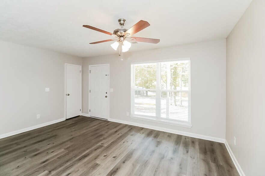 Building Photo - 300 N Meade Dr