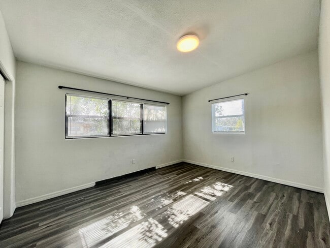 Building Photo - 1434 Overlea St