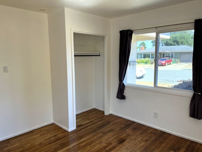 Building Photo - Pet-Friendly 2/1 Eureka Home With Large Ya...