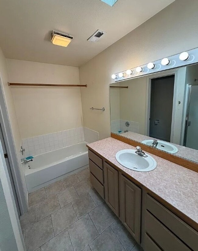 Building Photo - Large 6-Bedroom Home in Samish with a Fenced Yard