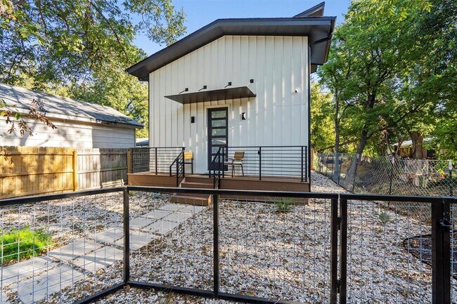Building Photo - 1100 Romeria Dr