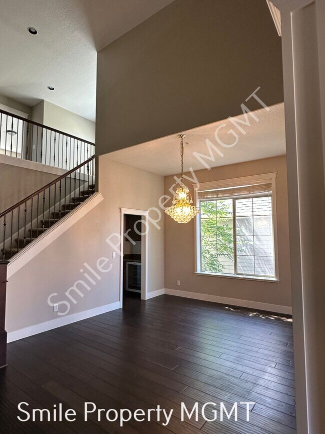 Building Photo - single house