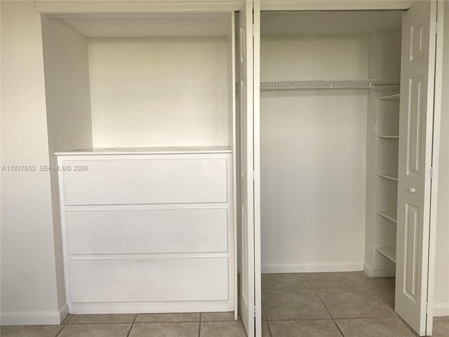 Building Photo - 2322 S Cypress Bend Dr