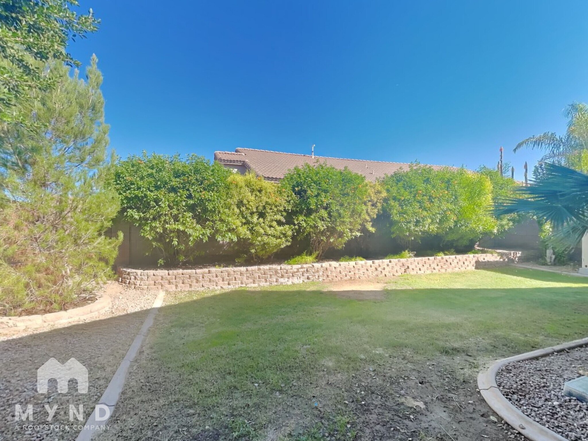 Building Photo - 8956 E Hillview St