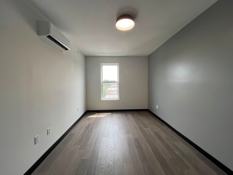 Building Photo - 135 Mallory Ave