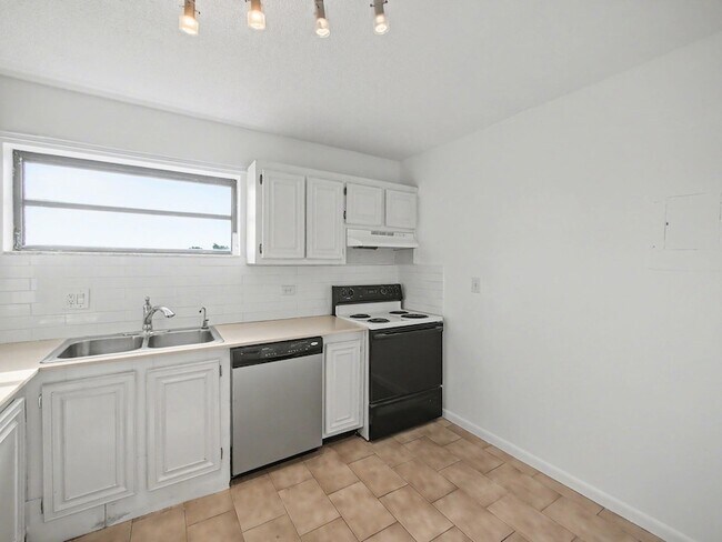 Building Photo - 4800 Bayview Dr