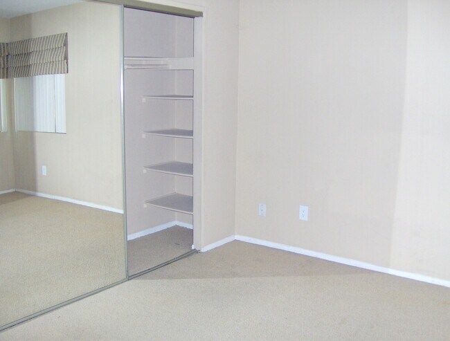 Building Photo - Nice 2 Bedroom 1.25 Bath close to UCR in R...
