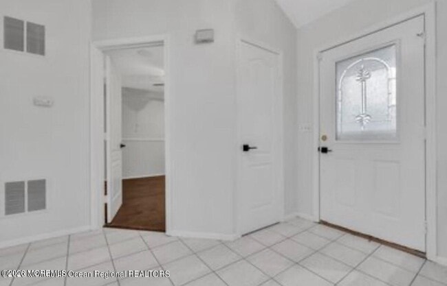 Building Photo - 5 Laketree Ct