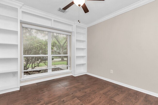 Building Photo - 1715 Parkview Ln