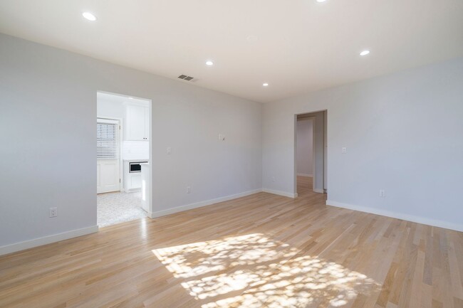 Building Photo - Cozy Home in Culver City!