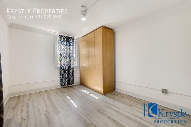 Building Photo - Spacious apartment with large patio