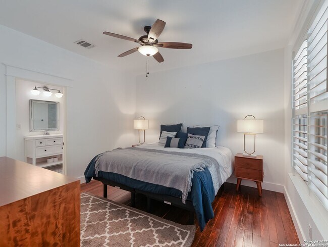 Building Photo - Adorable home 2/2 In Mancke Park