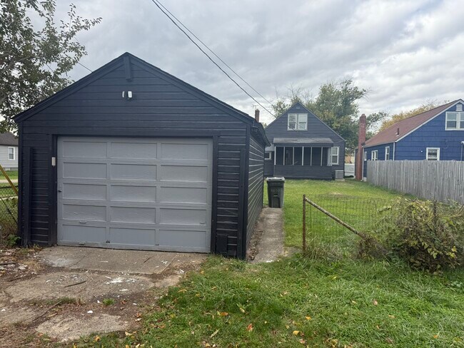 Building Photo - 1050 Bulen Ave