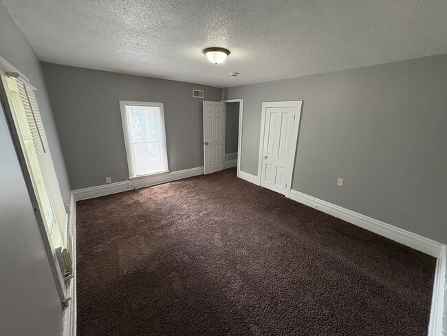 Building Photo - Charming 5-Bed Home Near Campus with Updat...