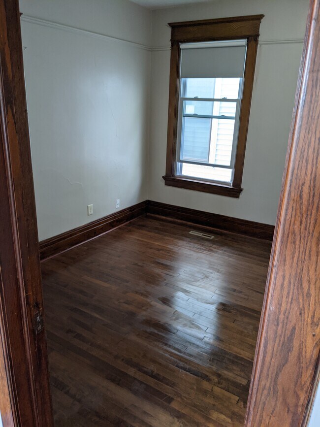 bedroom 1 - 432 E Reservoir Ave
