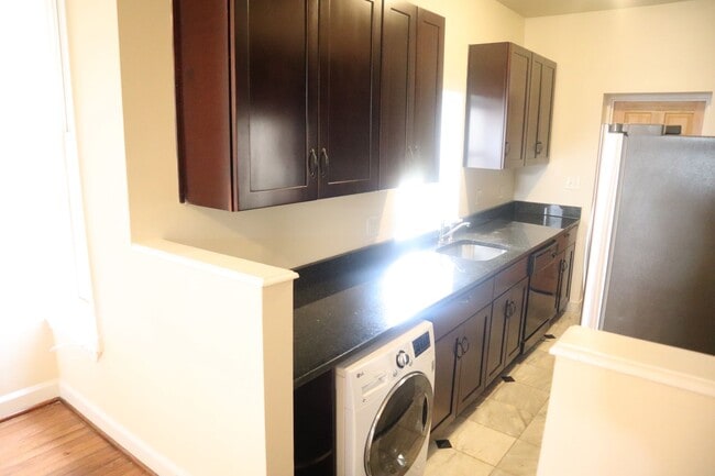 Building Photo - (Townhouse for Rent ) Simply Beautiful