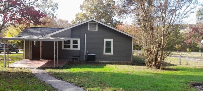 Building Photo - Wonderful 2 Bedroom 1 Bath home in Hixson, TN
