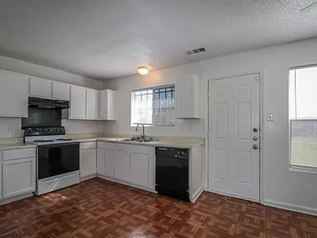Building Photo - 4-bedroom home!