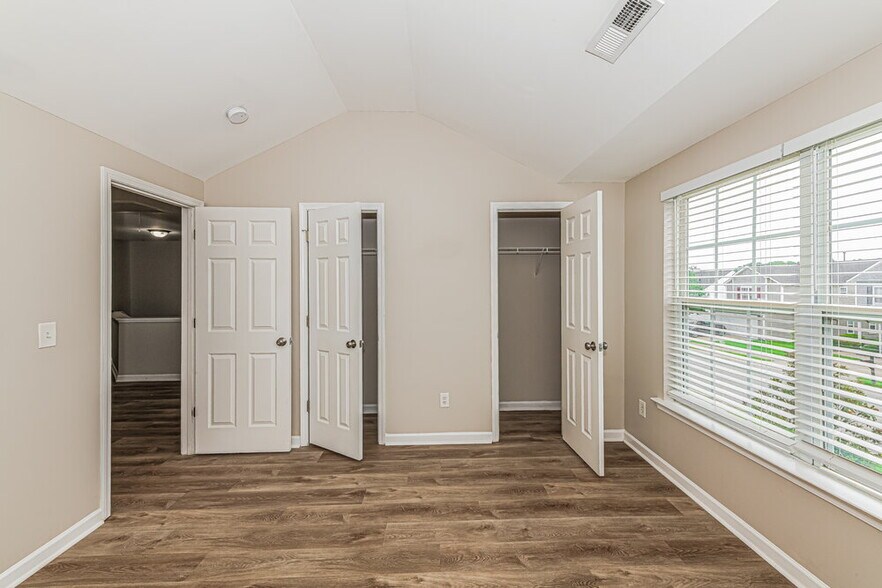 Building Photo - 1549 Pebble Ridge Dr