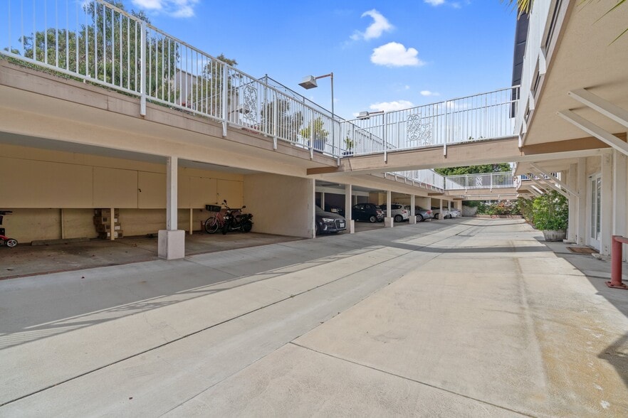 Building Photo - 639 Bay St