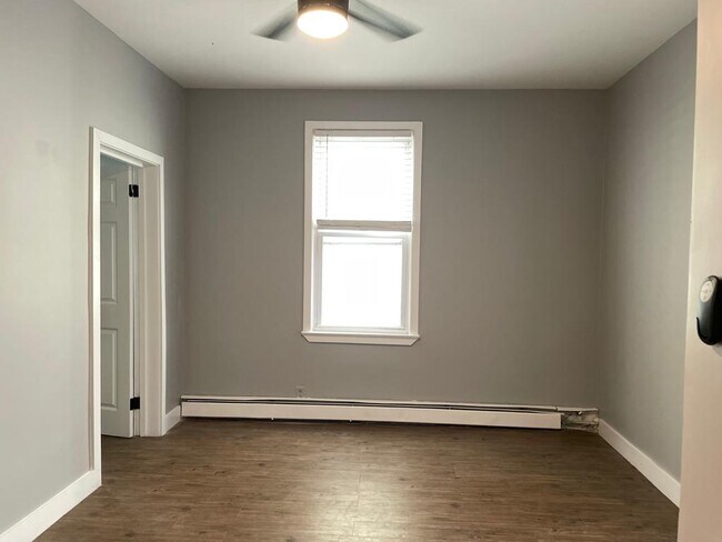 Building Photo - 418 3rd St