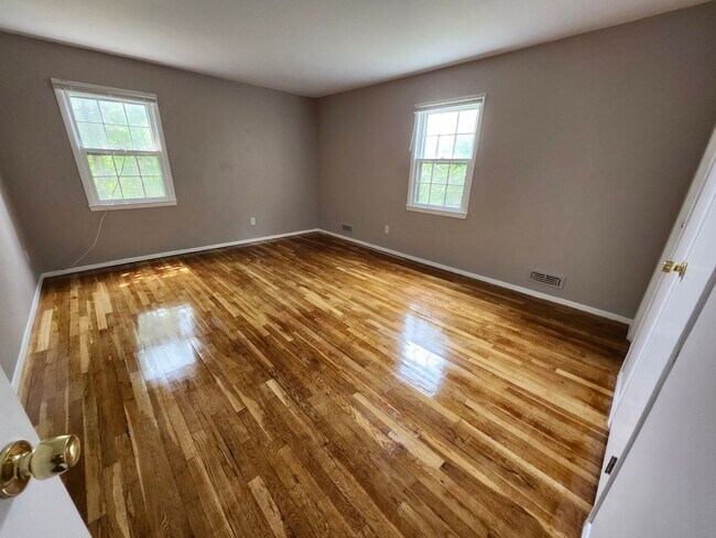 Building Photo - Charming 3 Bed with 2 Baths