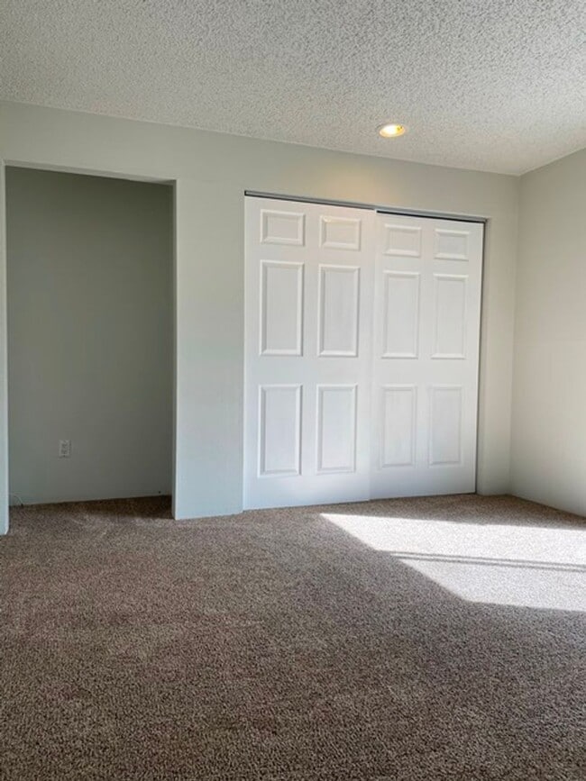 Building Photo - 2 bedroom townhouse