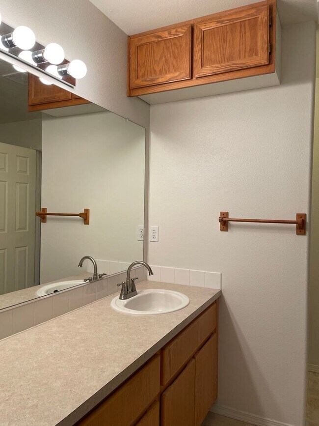 Building Photo - FANTASTIC 4 Bed 2.5 Bath Home in Salmon Cr...