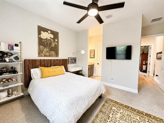 Building Photo - 365 Warbler Dr